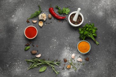 Siyah grunge arka planında bitkilerden ve baharatlardan yapılmış çerçeve