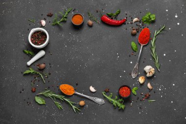 Siyah grunge arka planında bitkilerden ve baharatlardan yapılmış çerçeve