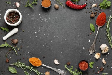 Siyah grunge arka planında bitkilerden ve baharatlardan yapılmış çerçeve, yakın plan