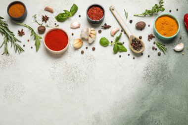 Yeşil grunge arka planda bitkiler ve baharatlarla kompozisyon