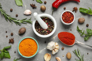 Gri grunge arka planda bitkiler ve baharatlarla kompozisyon, yakın plan