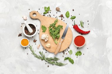 Beyaz grunge arka planında baharat ve bitkilerle kompozisyon