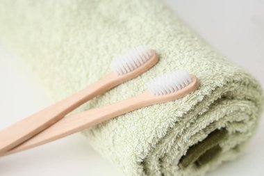 Diş fırçaları banyoda havluda, yakın plan.