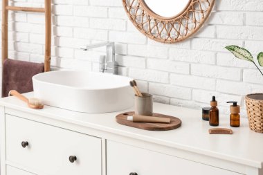 Lavabosu, diş fırçası ve tuvaleti olan çekmeceler, yakın çekim.