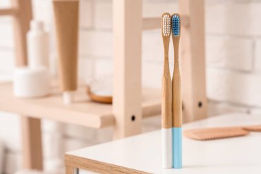 Diş fırçaları banyodaki masada, yakın plan.