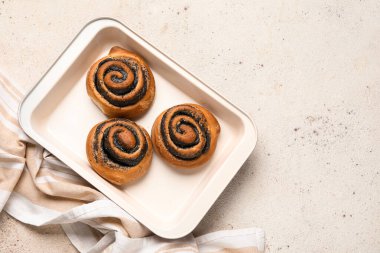 Beyaz grunge arka planda haşhaşlı çörekler.