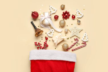 Hediye kutuları, Noel baloları ve bej arka planda konfeti, yakın plan.