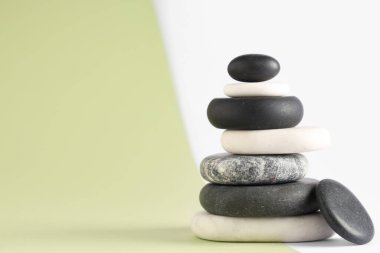 Renkli arka planda çakıl yığını. Zen kavramı