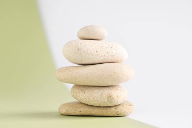 Renkli arka planda çakıl yığını. Zen kavramı