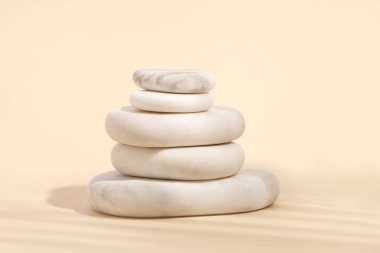 Renkli arka planda çakıl yığını. Zen kavramı