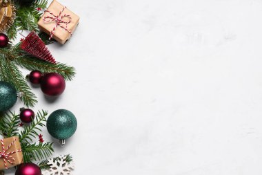 Hediye kutuları, Noel baloları ve beyaz grunge arka planında köknar ağacı dalları olan kompozisyon