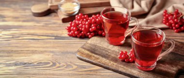 Masada bir fincan sağlıklı viburnum çayı