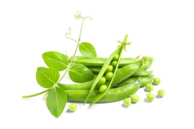 Beyaz arkaplanda yeşil bezelye kabukları ve yaprakları