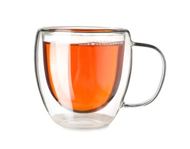 Beyaz arka planda izole edilmiş bir fincan siyah çay, yakın plan.