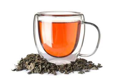 Beyaz arka planda izole edilmiş siyah çay ve kuru yapraklar, yakın plan.