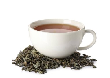 Beyaz arka planda izole edilmiş siyah çay ve kuru yapraklar, yakın plan.