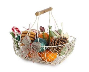 Beyaz arka planda izole edilmiş ürünleri ve Noel dekoru olan hediye sepeti