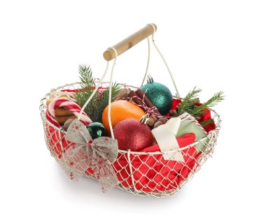 Beyaz arka planda izole edilmiş güzel Noel dekoru ve ürünleri olan hediye sepeti
