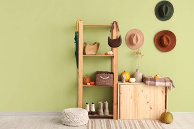 Raflar, çekmeceler, balkabakları ve aksesuarlar koridorun içinde.