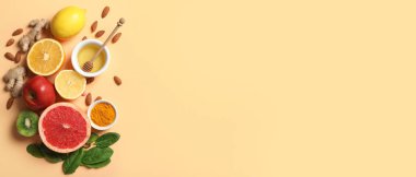 Farklı sağlıklı besinler ve renk arkaplanında zerdeçal tozu olan kompozisyon. Dokunulmazlık artırıcı kavram