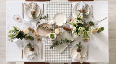 Düğün töreni için okaliptüs çiçekleri ve okaliptüslerle dolu güzel bir masa.