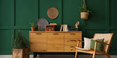 Klozette koltuk ve klasik daktilo bulunan odanın içi