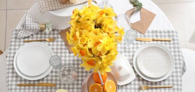 Düğün kutlaması için sarı nergislerle dolu güzel bir masa.