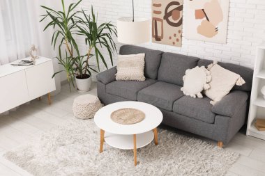 Oturma odasının iç tarafında rahat bir kanepe ve kahve masası var.