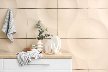 Mutfaktaki bej duvarda asılı temiz havlular.