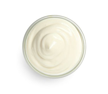 Beyaz arka planda bir kase lezzetli ekşi krema.