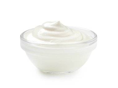 Beyaz arka planda bir kase lezzetli ekşi krema.