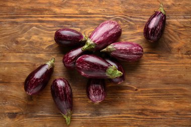 Tahta zeminde taze patlıcanlar.