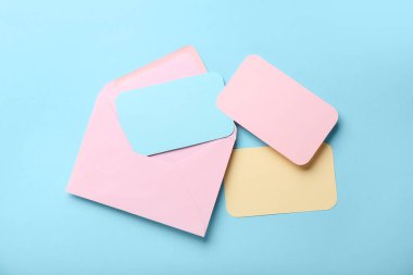 Kağıt zarf ve mavi arkaplanda boş kartlar, yakın plan