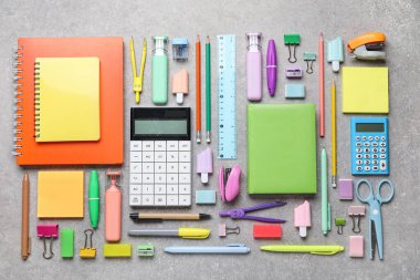 Gri grunge arka planında farklı okul kırtasiyesine sahip kompozisyon