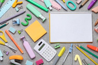 Gri grunge arkaplan üzerinde boş bir defter ve farklı okul sayfası olan kompozisyon, yakın plan