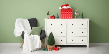 Koltuğu, tuvaleti ve Noel takvimi olan oturma odasının içi