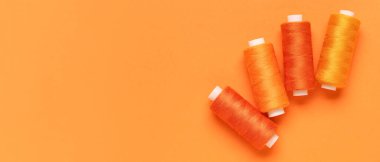 Turuncu arkaplanda metin ve üst görünüm için boşluk içeren iplik maketleri