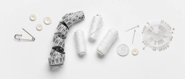 Tedarik malzemeleri beyaz arka planda, üst görünümde