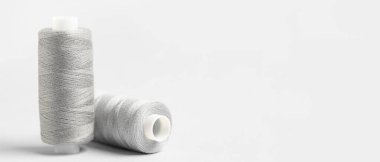 Metin için alanı olan ışık arkaplanındaki ipliklerin maketleri 