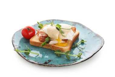 Beyaz arka planda domuz pastırması ve vişneli domatesli Benedict yumurtası.