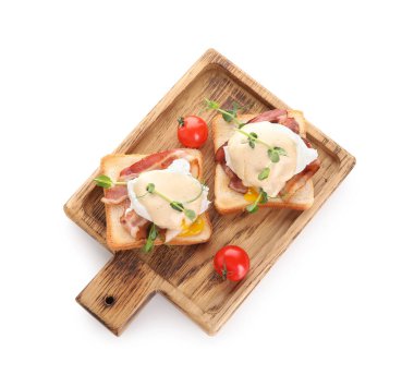 Lezzetli yumurta tahtası pastırmalı Benedict ve beyaz arka planda mikro yeşil.