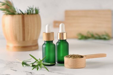 Hafif arka planda gerekli yağ şişeleriyle biberiye