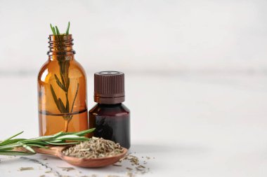 Hafif arka planda gerekli yağ şişeleriyle biberiye