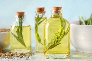 Mavi grunge arka planında gerekli yağ şişeleriyle biberiye