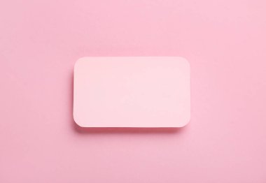 Pembe arkaplanda boş davetiye kartı, yakın plan