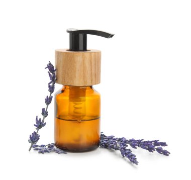 Beyaz arka planda izole edilmiş bir şişe lavanta yağı, yakın plan.