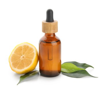 Beyaz arkaplanda izole edilmiş bir şişe limon yağı, yakın plan.