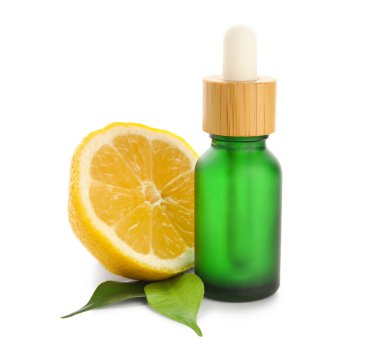 Beyaz arkaplanda izole edilmiş bir şişe limon yağı, yakın plan.