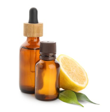 Beyaz arka planda izole edilmiş limon yağı şişeleri, yakın plan