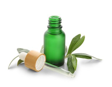 Bir şişe çay ağacı esaslı yağ beyaz arka planda izole edilmiş, yakın plan